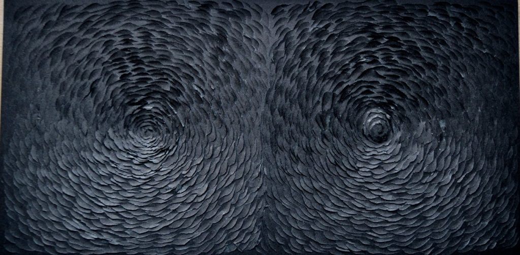 Murmuration noire, double rosace, Léa Valmain, papier sculpté